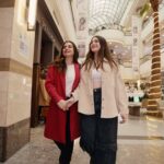 Ingrid Cruz Instagram - Nada mejor que nuestras salidas madre e hija ….y hoy con @emischeinffelt_ nos fuimos a #CencoAltoLasCondes ❤️ Que manera de reírnos .En donde me di cuenta que soy “Esa mamá… “💪 ⭐️Recuerden que hasta el 12 de mayo podrán ir con su boleta a la Plaza Central del mall y participar por un viaje para 2 todo pagado a uno de estos increíbles destinos, además de llevarse este lindo recuerdo junto a sus mamás. No se lo pierdan!! #EsaEsMiMamá ♥️Feliz día para todas ♥️