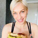 Ingrid Grudke Instagram - Un caballito de batalla! Sandwich de garbanzos y palta. Es delicioso, fácil y súper nutritivo. Aplica para cualquiera de las 4 comidas del día y es muy tentador. Qué dicen? #ingridgrudke #mundoIN #fitness