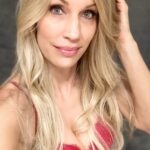 Ingrid Grudke Instagram - Hoy me atuve ordenando algunas cosas de teatro que tengo guardado en mi camarín desde el año 2003 y entre plumas, cristales, coronas, disfraces, vestuarios de diferentes producciones y shows que realice en varios lugares de Argentina, aparecieron mis pelucas !!!! Y ordenando me puse a jugar con todo lo que iba encontrando. 😅. Esta peluca de pelo largo la use en la película #almapura !!! asi me quedaría el pelo largo, que nunca voy a tener por mi genética no me la dio 🤣 pero ustedes qué piensan?