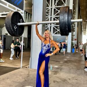 Ingrid Grudke Instagram - Arnold Classic en Madrid, despertamos a las 6 de la mañana mientras me duchaba @analiagaleano_fit me preparaba el desayuno: arroz, huevo, pavita y agua. 
Luego Analia me pinto el cuerpo,  que es sumamente importante porque se definen mejor el tono muscular cuando estás en el escenario.  Mientras la pintura se iba secando sobre mi piel, me comencé a maquillar,  hice tantos años que teatro que aprendí a maquillarme para lo que es un escenario. Luego me puse mi peluca de pelo natural.  La estética de FITMODEL está muy definida, a mi entender, es un estilo muy Barby, Muy años noventa. 
En esta zona europea, nórdicos, países rusos y asiáticos, le dan mucha importancia a este tipo de  torneos. 
A las 9 de la mañana teníamos que estar en el estadio, Caja Mágica, porque mi categoría era una de las primeras en participar.  Llegamos. Nos instalamos, nos preparamos y a las 10:20 ya estaba saliendo al escenario vestida con la monokini con mis colegas de diferentes partes del mundo, que por cierto, todo fluye con mucho orden y mucha amabilidad. 
Subí al Escenario muy tranquila, concentrada en la caminata y las posturas reglamentarias que tenía que hacer frente al jurado que te evalúa que, aunque no lo crean, a mi me cuesta mucho más porque las poses que hago en FITMODEL es todo lo opuesto a lo que hice y hago en pasarela durante tantos años. Pero desde que decidí volver a este torneo, practicante mucho estas poses de reglamento FITMODEL. Uno siempre puede aprender y mejorar cada cosa que decide hacer. 
Luego llegó el turno de la pasada con el Vestido y ahí nomas y definieron a las ganadoras de esta Competencia internacional. 
Todo tan bien organizado que solo me llevo solo tres horas de concentración. 
Así que al medio día de ese domingo ya estábamos libres para disfrutar de toda la Exposición de este evento Con Analia y mi amigo @fabianmorassut aprovechamos de hacer fotos y videos para compartir con ustedes. 
Y mientras paseábamos ahí, nos enteramos que estaba clasificada y ya inscripta por famf_argentina para ir al Mundial de FITMODEL que se realiza en Lituania 🇱🇹 el 21 y 22 de octubre 💪😍🤩 organizado por @ifbb_official 
Explosión de Alegría! 💥💫