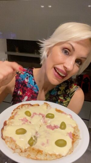 Ingrid Grudke Instagram - La receta más popular, la más comentada. La más vista!
PIZZA DE PAPA

Se las vuelvo a dejar porque como dice Mirtha el público se renueva 🫶🏻🌟

Qué dicen… la probaron?

#pizzadepapa #ingridgrudke #mundoIN #recetasfit