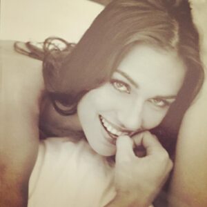 Ingrid Grudke Instagram - Ya que me preguntan tanto sobre mi pelo oscuro de mi último reel … les cuento. Cuando tenía un año de edad si tenía el mismo color de pelo que tengo hoy en día. 😁 Luego mi pelo se fue oscureciendo hasta llegar a un castaño claro. 🤷‍♀️. Mi color de pelo natural es castaño claro, o rubio oscuro, así dicen algunos expertos en cabellera.😊Asi como me ven en esta primera foto del carrete, foto que me sacó @pablocersosimo para mi book de trabajo cuando viaje a Italia, ese es mi color de pelo natural. Luego me oscurecieron el pelo para una campaña de trajes de baño en Argentina.  Con este color de pelo castaño trabaje desde 1996 hasta 2001 En este último año me cambiaron el corte y color de pelo para una campaña de de ropa  femenina que estaba de moda en ese momento. El corte  y cambio de look total me lo hizo @sergiolamensaok. Luego de ese corte vinieron varias campañas más u muchos desfiles de moda por mi estilo único. Asi hasta el 2008 que llegó la campaña de cosmética capilar para @silkeymundial.ok  donde me platinaron aún más y partir de ahí ya no pude volver a mi tono natural porque soy imagen de marca y es mi sello de identificación popular … y me encanta.  Me siento muy cómoda con el corte y color de pelo que llevo actualmente. 😊🥰💖 pero bueno.  Surgió este tema, me preguntaron mucho y se los quería compartir. Esto que es parte de mi historia profesional como modelo.  Nunca tuve problemas de jugar con el cambio de mi color de pelo. Para la película #almapura de @yorobertosalomone estuve pelirroja, porque el director lo requería  para el personaje que interpretaba.  Y bueno, así voy jugando a ser camaleón 😂🤩Ya pasé por todos los colores, me divierte mucho y me encanta!!! En Mi vida también la vivo a puro color 😂 como siempre digo: no siempre es blanco o negro 🤣😉😁 #ingridgrudke  #serfeliz es una eleccion 💖