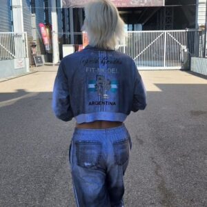 Ingrid Grudke Instagram - Hoy fue el día de la inscripción del torneo Internacional de Arnold Schwarzenegger acá en Madrid. Lo primero que hice cuando me desperté fue preparar el bolso con la ropa del concurso porque te piden ver todo lo que vas a usar. Este evento se realiza en la Caja Mágica que es un estadio multiuso en donde van a participar más de 6000 atletas de 80 países, estos tres días. Viernes, sábado y domingo. Yo compito el domingo 15. Me presento en la categoría FITMODEL, dentro del @arnoldsportsfestivaleurope hay 40 disciplinas en donde cada atleta elije en cual va a participar. Estoy muy feliz de representar a Argentina en este torneo internacional junto a tantos atletas. Y muy orgullosa de que la @ifbb_official me haya aprobado para poder competir como atleta. El domingo me dan el número de atleta con el que voy a participar de este torneo. Ansiosa, entusiasmada, contenta, feliz y orgullosa de poder representar a nuestro país. Así que les voy a compartir cada detalle y emoción que transito en este momento...

Gracias @analiagaleano_fit @gustavoazerman @augusto.chiolo 

Créditos 
@silkey.ok 
@bodysculpt.misiones 

#ingridgrudke #mundoIN #arnoldschwarzenegger #arnoldsportsfestival