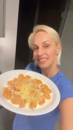 Ingrid Grudke Instagram - ÑOQUIS SOUFFLÉ DE BATATA
600 gr de batata (o boniato, 1 grande)
340 gr de harina (de trigo o sin gluten)
sal
pimienta

Una buena manera de comer pastas es que sean caseras.
Acá les dejo una receta súper fácil 💙
Qué opinan?
#ingridgrudke #mundoin #fitness #ñoquisdebatata