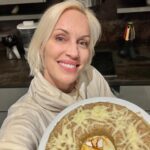 Ingrid Grudke Instagram - Ustedes ya saben que mucha comida me gusta transformarla en pastel. O lo que yo llamo pastel… Hay veces que me sobra algo de carne magra y no la quiero comer así, seca, por eso prefiero molerla y transformarla en una comida diferente como este pastel de carne que a mí me gusta mucho. Espero que les guste a ustedes… A la cantidad de carne cocida que me quedo, ya sea 100, 200 gramos, la pico en pequeñísimos trozos, ya sea a mano con un cuchillo muy filoso o en la procesadora que tenga cada uno, y le agrego 3 huevos. Condimento un poco si es necesario y ya! Le doy una primer cocción. Luego lo saco del horno, lo giro y lo cubro con queso en hebras y le doy un toquecito más 😊 Que dicen? #ingridgrudke #mundoIN #fitness