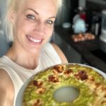 Ingrid Grudke Instagram - PASTEL DE BRÓCOLI Un brócoli 4 huevos 1 pechuga Sal a gusto Se los subo temprano por si los tiento para el almuerzo… De las recetas que más les gusta son mis pasteles caseros… así que acá va otro 🤍 #ingridgrudke #mundoIN #fitnessmotivation #pasteldebrocoli #brócoli