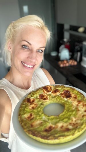 Ingrid Grudke Instagram - PASTEL DE BRÓCOLI 
Un brócoli 
4 huevos 
1 pechuga 
Sal a gusto 

Se los subo temprano por si los tiento para el almuerzo…
De las recetas que más les gusta son mis pasteles caseros… así que acá va otro 🤍

#ingridgrudke #mundoIN #fitnessmotivation #pasteldebrocoli #brócoli