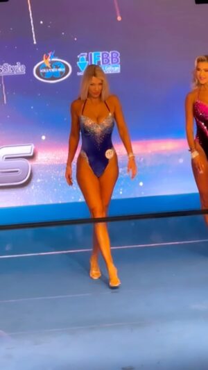 Ingrid Grudke Instagram - Pasan los días y voy asimilando la buena presentación que realice en el torneo @arnoldsportsfestivaleurope @ifbb_official Los buenos comentarios que obtuve de @famf_argentina  comentarios de jueces de los que más saben de este deporte me elogiaron mi compromiso y evolución en esta disciplina tan exigente@ 
@analiagaleano_fit y @gustavoazerman quienes conocen mucho de estos torneos de culturismo, me dicen que a nivel deportivo, es mucho lo que logre avanzar en todo este tiempo. Y eso me motiva más! Me da mucha alegría. Me genera emoción de desafiarme y supérame mas 🤭🥰
Mi categoría es FITMODEL, dentro del fisiculturismo, es la exhibición muscular que no se suplementa ni se usa la hipertrofia muscular. Es un estilo muy definido, muy elegante, una estética un poco Barby por eso podemos jugar con el maquillaje y pelo a gusto personal. Eso si, al momento que empieza el show en el escenario, hay que saber  posar las cuatro posturas reglamentarias para que el jurado evalúe tu forma y tono muscular, se hace comparativas entre una y otra deportista y luego se define el podio. 
Es asi. Así que ahora a seguir practicando para este fin de semana que es el MUNDIAL FITMODEL 2023 en Lituania🇱🇹!!! Ahí estaré con la🇦🇷 !!! 💪🤩Todavía estoy en shock!  Pero muy feliz de todo lo que gane por solo decidir entrenar y comer sano 💓🥰😍. @bodysculpt.misiones @silkeymundial.ok @bodysculptok @silkey.ok @elizabethyelin @marcelopendola @augusto.chiolo @dradianachugri @litebrush @licmariabetaniamelo @cristian_mocciaok @comunidadpipore gracias 🤩 @martincolantonio 😍🥰❤️