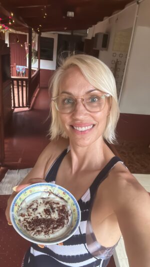 Ingrid Grudke Instagram - En mi infancia preparaba este postre con mi mamá para algún domingo, algún cumple, navidad, momentos especiales. 🥰 
Hoy lo volví a recordar haciéndolo junto a mi mamá en su casa de Oberá.  Obvio que me hace feliz compartir momentos junto con mi familia y más aún en fechas especiales como hoy, que para nosotros, es un momento de compartir mucho amor pero sobre todo agradecer TODO lo que el año nos brindó.

POSTRE DE LECHE
La receta es tan simple como la ven:
1 litro de leche
1/2 taza de azúcar 
1 huevo
Esencia de vainilla 
6 cucharadas de almidón de maíz 
1 chorrito de leche
Cacao Amargo (opcional)

🫶🏻🌟🎄🎅🏻🤩

#ingridgrudke #navidad #recetas