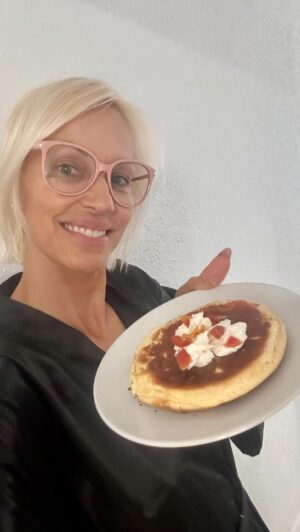 Ingrid Grudke Instagram - Hoy les preparo mi desayuno desde Madrid 🇪🇸PANQUEQUE PROTEICO 
Hoy un desayuno… 
4 huevos… 5 cucharadas de harina de arroz o harina de Almendras 
Un puñado de Frutas disecadas o frutos secos…algún endulzante. A gusto de ustedes!

Acompañar con lo que más les guste 💓. 

#ingridgrudke #mundoIN #desayuno #fitness