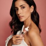 Inma Cuesta Instagram - Youth Blooming Serum de Stimulâge, la línea de cuidado de la piel de Anne Möller dedicada a mujeres a partir de los cuarenta. Está enriquecido con una combinación única de aceites extraídos de diferentes flores que ayuda a la elasticidad de la piel, y hace que la tez esté radiante. La flor de cera suaviza, protege y revitaliza. Combinado con otros ingredientes esenciales estimulan el equilibrio de la piel y su renovación. #annemöller #stimulâge #skindefensescience
