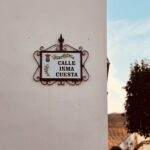 Inma Cuesta Instagram - Esta calle que ahora lleva mi nombre, es la calle en la que nacieron y vivieron mis abuelos, donde mis padres construyeron su hogar, donde crecí y jugué con mis hermanos, donde en las noches de verano nos sentábamos a la “ fresca” con mi abuela y sus vecinas a hablar de la vida. He recorrido muchas veces esa calle con mi maleta cargada camino de la estación dirección Madrid. Soy de un pueblo muy pequeño pero siempre soñé muy grande. Si me detengo y echo la vista atrás hay mucho esfuerzo y mucho trabajo detrás de cada paso que he dado, asi que es muy emocionante para mí recibir este reconocimiento. Me fui hace muchos años de Arquillos, pero este es el lugar al que siempre vuelvo buscando la raíz. Gracias a mis padres y a mi familia al completo, por acompañarme y a todos los vecinos que quisieron estar a mi lado en el día de ayer. Y GRACIAS al ayuntamiento de Arquillos @aytoarquillos y su alcalde @m.manriquepeinado por tanto cariño. . . 📌Desliza! ➡️Ana mari era de Arquillos, ahí mi especial homenaje. ¡Viva San Antón bendito!