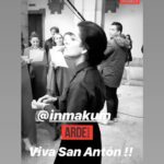 Inma Cuesta Instagram - Esta calle que ahora lleva mi nombre, es la calle en la que nacieron y vivieron mis abuelos, donde mis padres construyeron su hogar, donde crecí y jugué con mis hermanos, donde en las noches de verano nos sentábamos a la “ fresca” con mi abuela y sus vecinas a hablar de la vida. He recorrido muchas veces esa calle con mi maleta cargada camino de la estación dirección Madrid. Soy de un pueblo muy pequeño pero siempre soñé muy grande. Si me detengo y echo la vista atrás hay mucho esfuerzo y mucho trabajo detrás de cada paso que he dado, asi que es muy emocionante para mí recibir este reconocimiento. Me fui hace muchos años de Arquillos, pero este es el lugar al que siempre vuelvo buscando la raíz. Gracias a mis padres y a mi familia al completo, por acompañarme y a todos los vecinos que quisieron estar a mi lado en el día de ayer. Y GRACIAS al ayuntamiento de Arquillos @aytoarquillos y su alcalde @m.manriquepeinado por tanto cariño. . . 📌Desliza! ➡️Ana mari era de Arquillos, ahí mi especial homenaje. ¡Viva San Antón bendito!