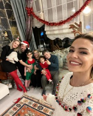 Ipek Karapinar Instagram - Bu sene de yüksek dozda sevgi üretmeye and içeriz❤️✨
2️⃣0️⃣2️⃣4️⃣🥳