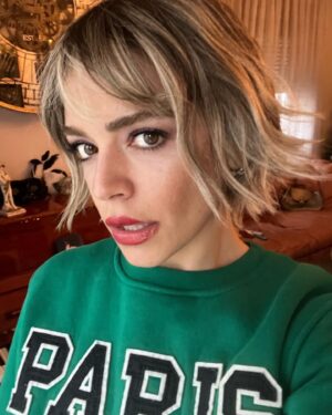 Ipek Karapinar Instagram - Salut💋

Sizce; kuaförde saçımı kestirip eve geldikten sonra”aslında kahkül de fena olmaz” deyip elime makası alıp kesmiş miyimdir? 🤭

@onur.onn affet😅🥂