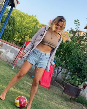 Ipek Karapinar Instagram - Nasıl bir neşe,nasıll bir coşku🫒
İlk hasatımı yapmanın büyülü hisleri…
Biraz top çevirme…
Kırma işlemi yarın,şimdi sudalar🍸ayhh 🥰
#zeytinağacım 

Her aşamada emeği geçen sevgili arkadaşlarım @dicle_toroglu ve @burakbibercii 
Zeytin gibi aziz olun☺️