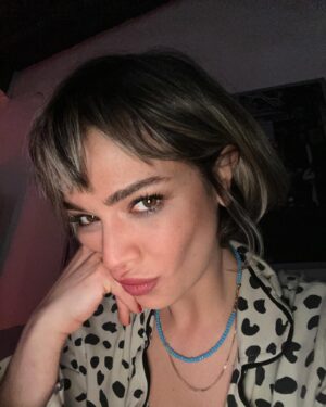 Ipek Karapinar Instagram - Bir Derbent varmış;” benden dışarı çıkma”diye diye,bir yokmuş;içerde keşfettiklerimle🧞‍♀️