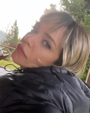 Ipek Karapinar Instagram - Bir Derbent varmış;” benden dışarı çıkma”diye diye,bir yokmuş;içerde keşfettiklerimle🧞‍♀️
