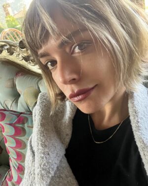 Ipek Karapinar Instagram - Bir Derbent varmış;” benden dışarı çıkma”diye diye,bir yokmuş;içerde keşfettiklerimle🧞‍♀️