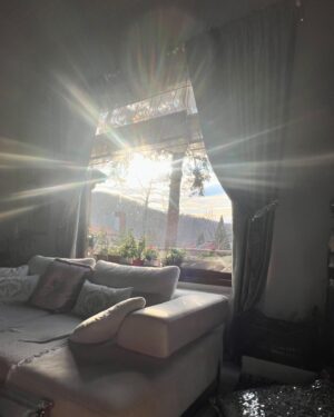 Ipek Karapinar Instagram - Bir Derbent varmış;” benden dışarı çıkma”diye diye,bir yokmuş;içerde keşfettiklerimle🧞‍♀️