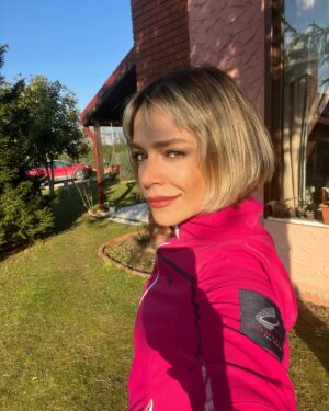 Ipek Karapinar Instagram - Bir Derbent varmış;” benden dışarı çıkma”diye diye,bir yokmuş;içerde keşfettiklerimle🧞‍♀️