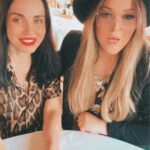 Irina Dubtsova Instagram - Вы знаете, что такое расстановки ? На днях встретилась с прекрасной Юлией Хадарцевой @julia_khadartseva, кандидатом психологических наук, расстановщиком . Расстановки - это глубинная работа с бессознательным, настоящий ремонт ! Мы часто не понимаем, почему у нас происходят какие-то негативные вещи в жизни, повсюду поджидают пресловутые «грабли», похожие истории и люди, знакомо ? Расстановка «открывает глаза» и находит ключевую историю, давая понять, почему это происходит. Восторг ! Полтора часа общения с Юлей и … я взглянула на привычные вещи другими глазами. Вы знаете, я такой человек, делюсь только тем, что мне действительно нравится. Обращайтесь к Юлии, не пожалеете ! Групповые и индивидуальные расстановки онлайн и офлайн. На ее странице @julia_khadartseva вы найдете всю необходимую информацию. Не откладывайте на потом, делайте сейчас. Это круто ! 😅👍🏼 А 28-го сентября Юля собирает Крокус ! Хотите на первое в мире расстановочное шоу ? Я там буду ! Билеты в сторис. И ПОДАРОК для вас от Юли тоже там 😘 #расстановки #юлияхадарцева #психология #любовь #отношения #хочумогуделаю #иринадубцова
