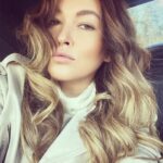 Irina Dubtsova Instagram - В сторис вчера в ваших вопросах 50% было «Почему Вы, Ирина, редко в ленту что-то выкладываете?» 🤦🏻‍♀️😆 Исправляюсь 🤗 Я не живу в Инстаграм. Вчера, говорят, сбой какой-то глобальный был. Но я заметила только из-за того, что не работал WhatsApp. Желаю всем ☀️❤️ и здоровья ! #иринадубцова #весна #скороноваяпесня 🥰