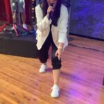 Irina Dubtsova Instagram - Всё концерты гламурные, красивые фоточки, а интереснее всего закулисные моменты 🤣 Так мы репетируем 😅👌🏽 У нас тот ещё коллективчик 🤣😎🤪 #сольник #дубцова #хочумогуделаю