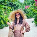 Irina Dubtsova Instagram - Купить шляпу для фоточек ? 🤣🤣🤣🤦🏻‍♀️🤦🏻‍♀️🤦🏻‍♀️ Хожу вокруг неё, хожу… Жду яркого солнца 🤣🤣🤣 А его всё нет. Нет солнца, нет шляпы )) #maldives #отпуск #аллергия #хочумогуделаю 🌴🌴🌴