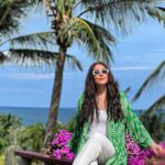 Irina Dubtsova Instagram - Обычный гастрольный день на краю света 😆🌴🥰 А эти обнимашки 🤗🤗🤗 тебе 😇 #хочумогуделаю #пхукет #любимаяработа #друзья