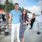 Irina Dubtsova Instagram - А это мы шли ( гуляли ) мимо посольства РФ 🇷🇺 и попали на съёмки супер-популярного в Турции нового сериала «Услышь меня» . Знакомьтесь , этот симпатичный парень - главный герой 😅 @canrtopcu 🤗 Прошу смотреть , любить и обожать )) А со мной сфоткалась продюсерская группа 😉 #стамбул #отпуск