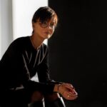 Irina Khakamada Instagram - Я собственными ушами услышала от Далай-ламы такое высказывание: «Как бы удобно ни сели, нога затечет. Надо поменять положение». Я думаю, так и в жизни. Перемены — прекрасны, иначе вы затекаете, немеют конечности и душа. Меняйте положение. Это так естественно. Неестественно как раз застывать в жизни, подобно мухе в густом меде. Нет ничего постоянного, невозможно полностью опереться на опыт прошлого и угадать будущее. Ловите дыхание настоящего и получайте удовольствие. Главное — меняйте положение, пробуйте и ничего не бойтесь. С таким настроением можно не только слоника продать, но и горы свернуть .