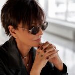 Irina Khakamada Instagram - Не таите обиды и зло, прощайте плохое быстро. Нельзя жить на агрессивной, обидчивой энергии. Она страшно старит, портит кожу, обостряет черты лица, убивает блеск в глазах. Глаза становятся темными и слишком взрослыми… Жизнь выступает режиссером, а человек — автором монтажа, склеивающим кадры на свой лад, для своих целей.