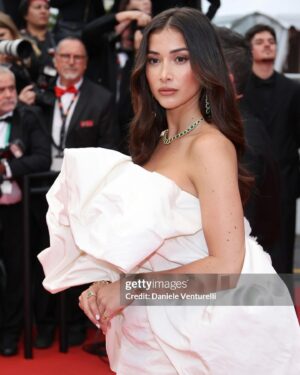 Isabeau Delatour Instagram - Look Mom, I did Cannes with @lorealparis 🥹😭😭❤️

#lorealparismakeup #lorealpariscannes #haircare #lorealparishaircare