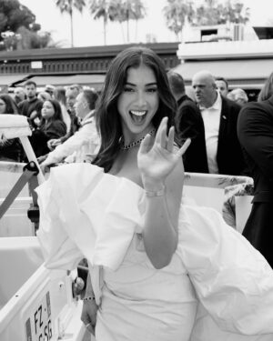 Isabeau Delatour Instagram - Look Mom, I did Cannes with @lorealparis 🥹😭😭❤️

#lorealparismakeup #lorealpariscannes #haircare #lorealparishaircare