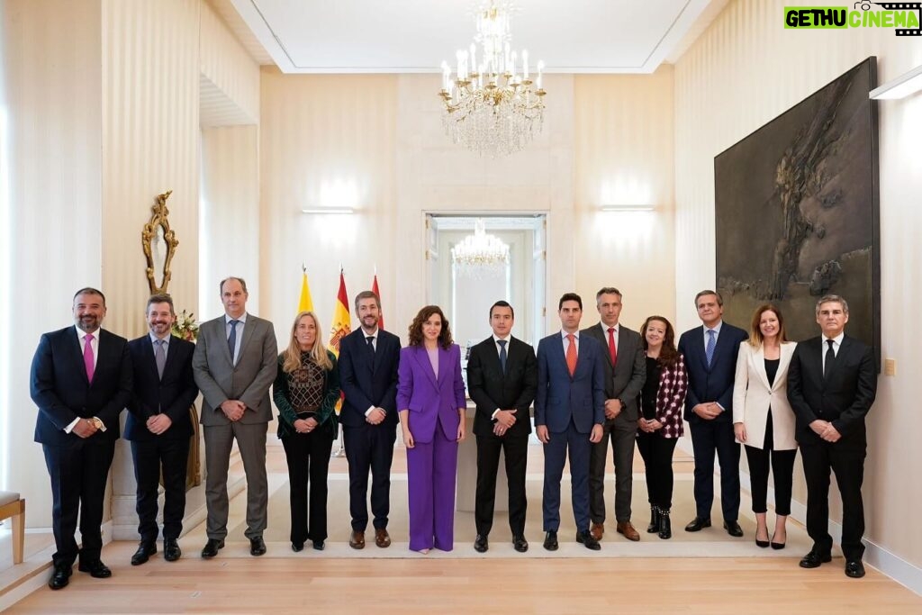 Isabel Díaz Ayuso Instagram - El presidente electo de Ecuador, @danielnoboaok , recibe la Medalla Internacional de la #comunidaddemadrid. Un político valiente que ha puesto su vida en juego por la libertad, la democracia y la prosperidad de su país. Por los miles de ecuatorianos en #Madrid y los madrileños en #Ecuador. Por las alianzas y el crecimiento en unidad, vaya este homenaje.