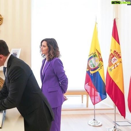 Isabel Díaz Ayuso Instagram - El presidente electo de Ecuador, @danielnoboaok , recibe la Medalla Internacional de la #comunidaddemadrid. Un político valiente que ha puesto su vida en juego por la libertad, la democracia y la prosperidad de su país. Por los miles de ecuatorianos en #Madrid y los madrileños en #Ecuador. Por las alianzas y el crecimiento en unidad, vaya este homenaje.