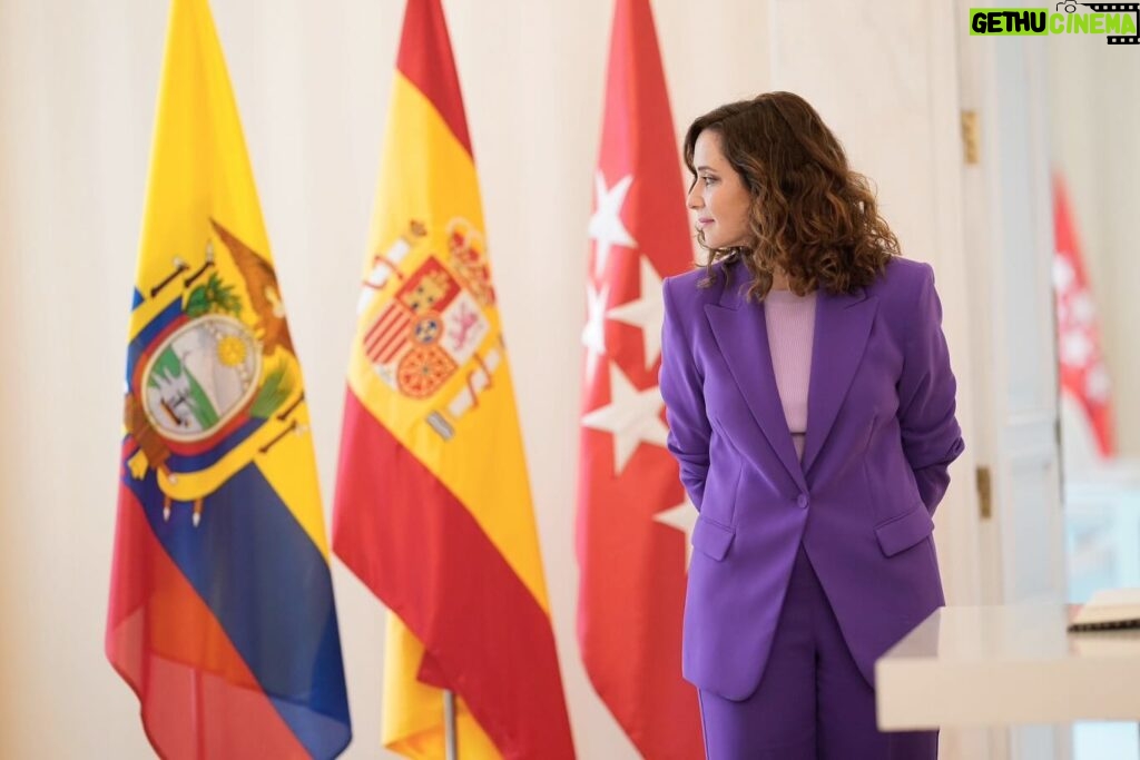 Isabel Díaz Ayuso Instagram - El presidente electo de Ecuador, @danielnoboaok , recibe la Medalla Internacional de la #comunidaddemadrid. Un político valiente que ha puesto su vida en juego por la libertad, la democracia y la prosperidad de su país. Por los miles de ecuatorianos en #Madrid y los madrileños en #Ecuador. Por las alianzas y el crecimiento en unidad, vaya este homenaje.