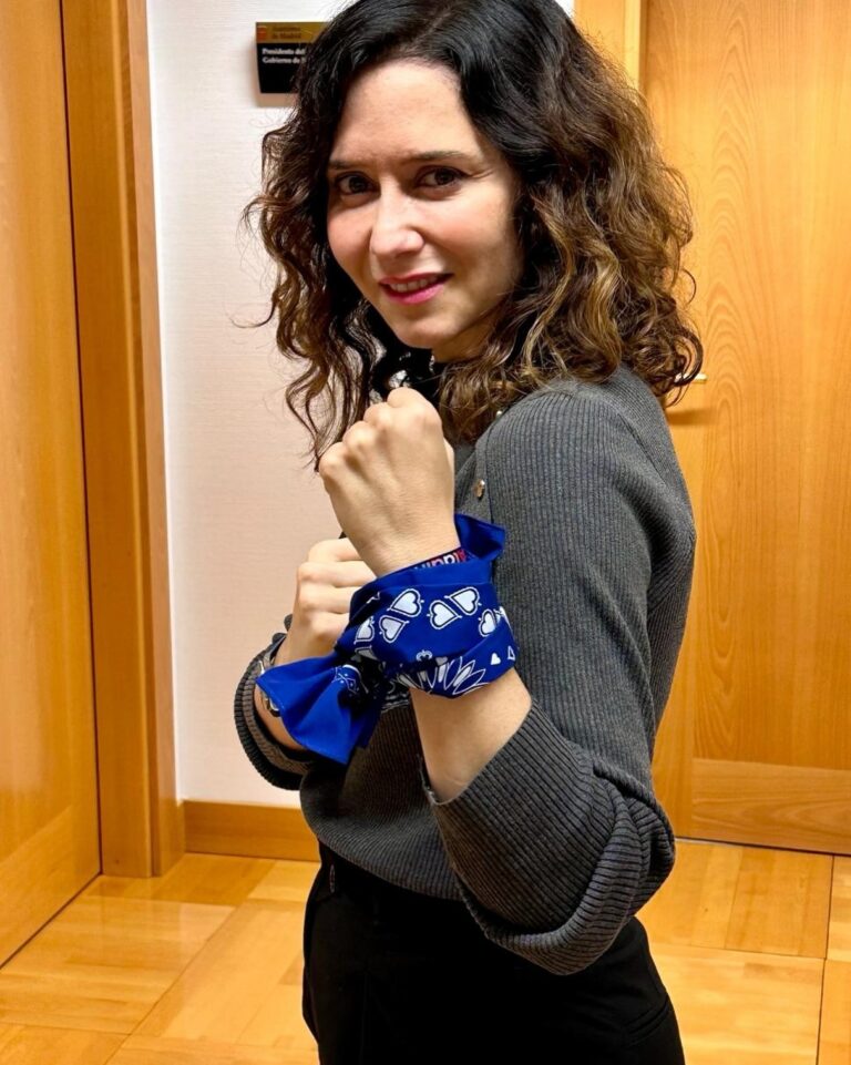 Isabel Díaz Ayuso Instagram - Un gesto solidario en el Día Mundial del Cáncer Infantil en apoyo a los pequeños guerreros y @fundacionaladina. #PañueloChallengeAladina