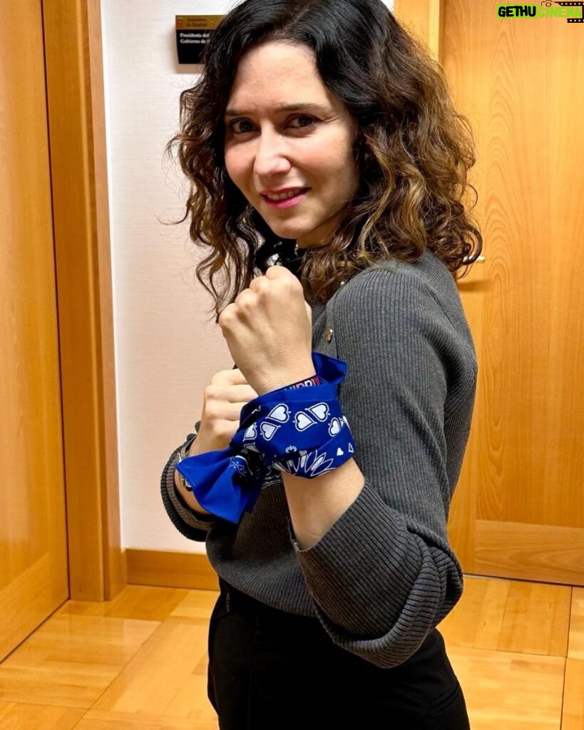 Isabel Díaz Ayuso Instagram - Un gesto solidario en el Día Mundial del Cáncer Infantil en apoyo a los pequeños guerreros y @fundacionaladina. #PañueloChallengeAladina