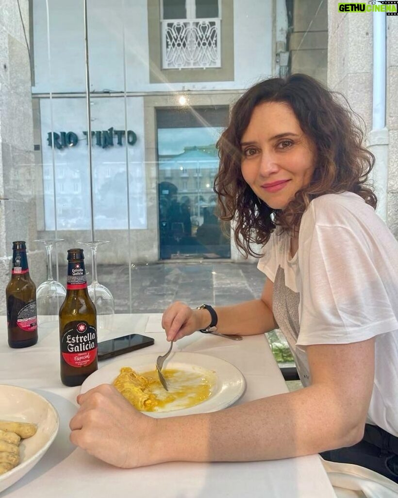 Isabel Díaz Ayuso Instagram - Tortilla de Betanzos y Estrella Galicia en La Penela. ¡#Galicia rueda!