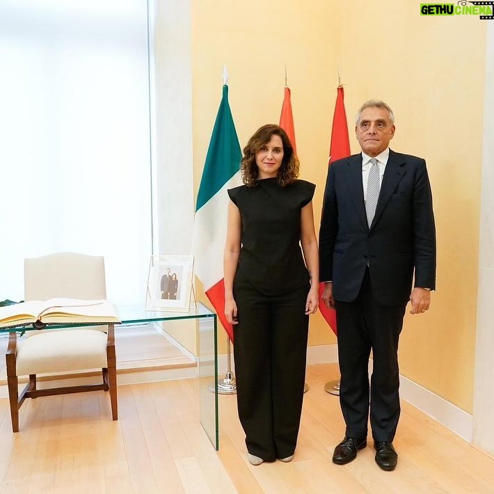 Isabel Díaz Ayuso Instagram - Damos la bienvenida al embajador de Italia en España, Giuseppe Buccino Grimaldi. Queremos reforzar la colaboración en materia económica y cultural entre #Italia y #Madrid, donde 43.464 italianos viven con nosotros.