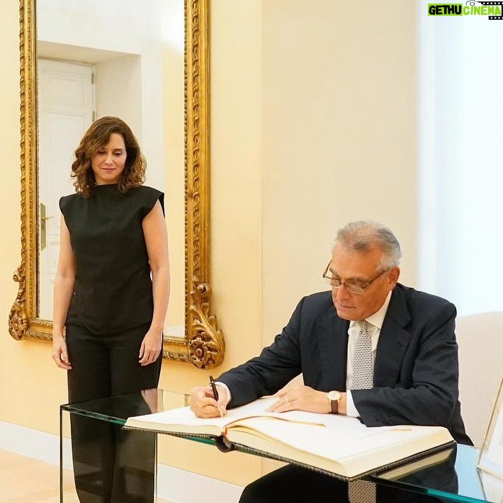 Isabel Díaz Ayuso Instagram - Damos la bienvenida al embajador de Italia en España, Giuseppe Buccino Grimaldi. Queremos reforzar la colaboración en materia económica y cultural entre #Italia y #Madrid, donde 43.464 italianos viven con nosotros.