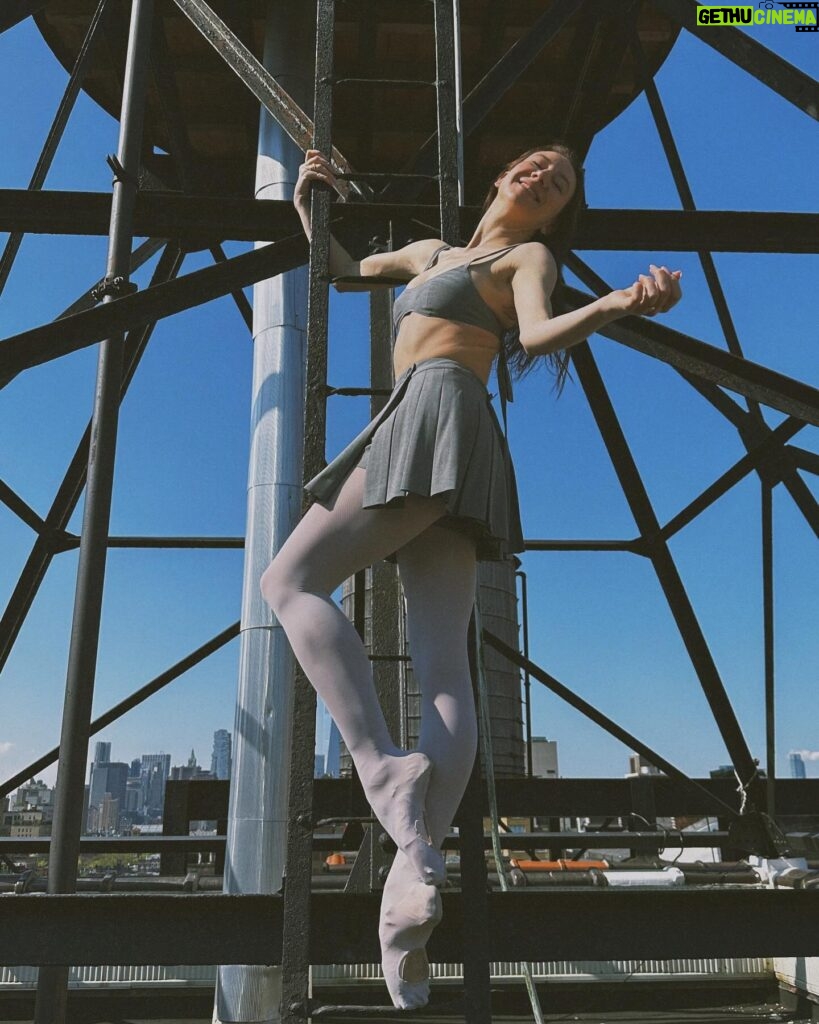 Isabella Boylston Instagram - Favorite city you’ve ever been to? Mine is New York, obvi 🏙️ 🍎 @karolinakuras for @fjordreview