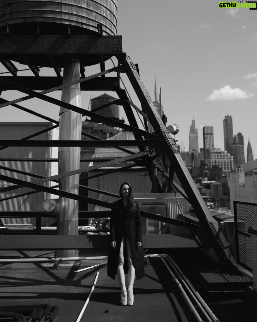 Isabella Boylston Instagram - Favorite city you’ve ever been to? Mine is New York, obvi 🏙️ 🍎 @karolinakuras for @fjordreview