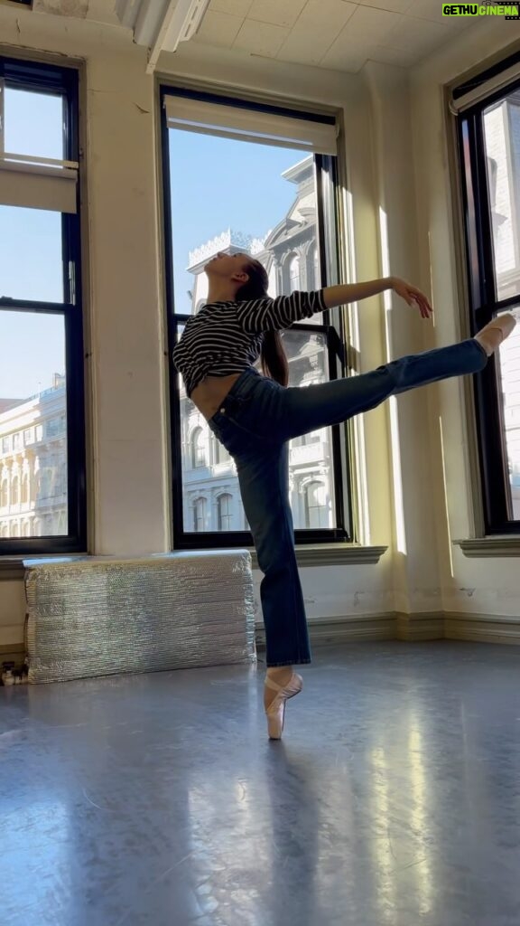 Isabella Boylston Instagram - Jeans comfy enough to dance in @ALEXMILLNY #OohOohOoh