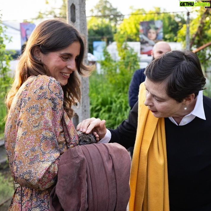 Isabella Rossellini Instagram - Alcune foto della serata di ieri a @leserredeigiardini con Isabella Rossellini che assieme a Mia Canestrini ha presentato i suoi cortometraggi GREEN PORNO, MAMMAS e SEDUCE ME.
