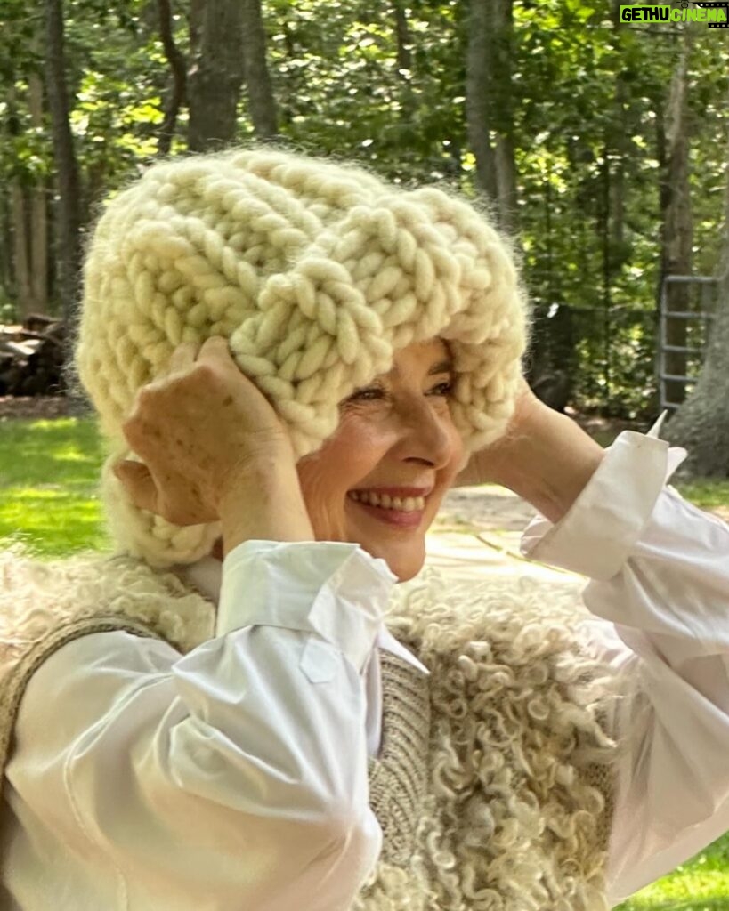 Isabella Rossellini Instagram - With @aislingcamps hat made with @mamafarm wool!