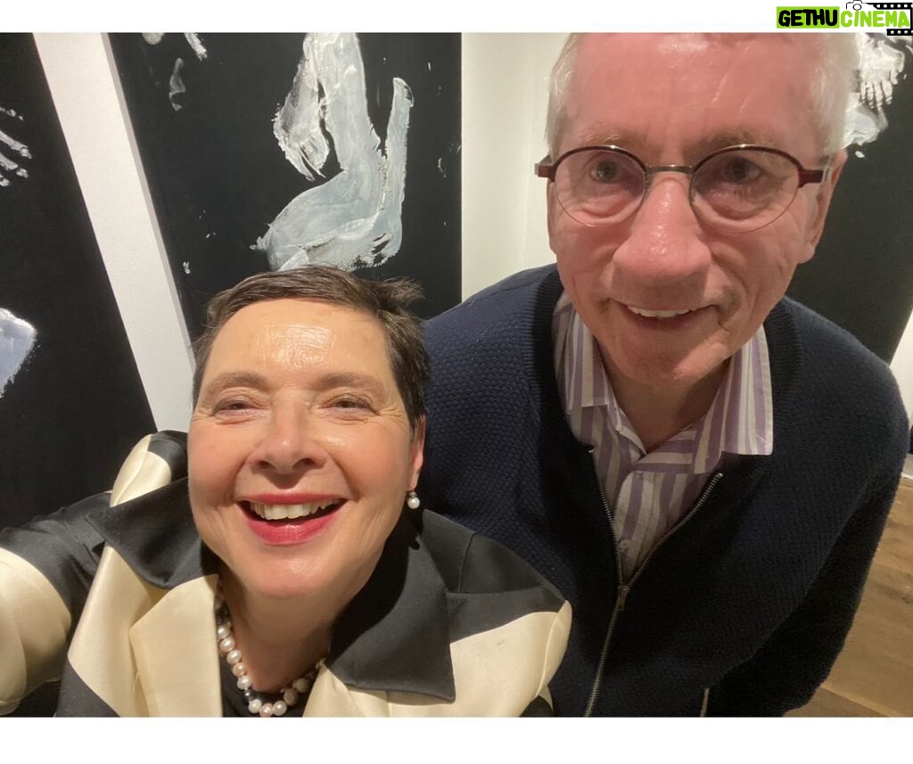 Isabella Rossellini Instagram - A bad selfie with a splendid human being primatologist Frans de Whaal who , to use his own words” .. brought apes a little closer to humans but I’ve also brought humans down a bit”. His passing saddens me a lot. I also feel tremendous gratitude that he lived and shared his knowledge about animal behavior beyond the scientific community. His books shaped my thinking , my understanding of life. If you haven’t read his books please do. “Mama’s Last Hug” is my favorite. I had the privilege to meet him and interview him in Brooklyn for his last book “ Different :gender through the eyes of a primatologist ” 💔 #fransdewaal