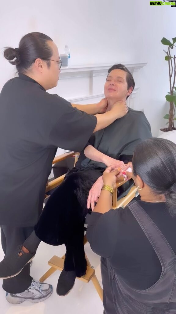 Isabella Rossellini Instagram - Getting ready for Lancôme shot with make up artist @sooparkmakeup , @tsuyo_sekimoto 💅 @amivnails hair stylist @_antonalexander
